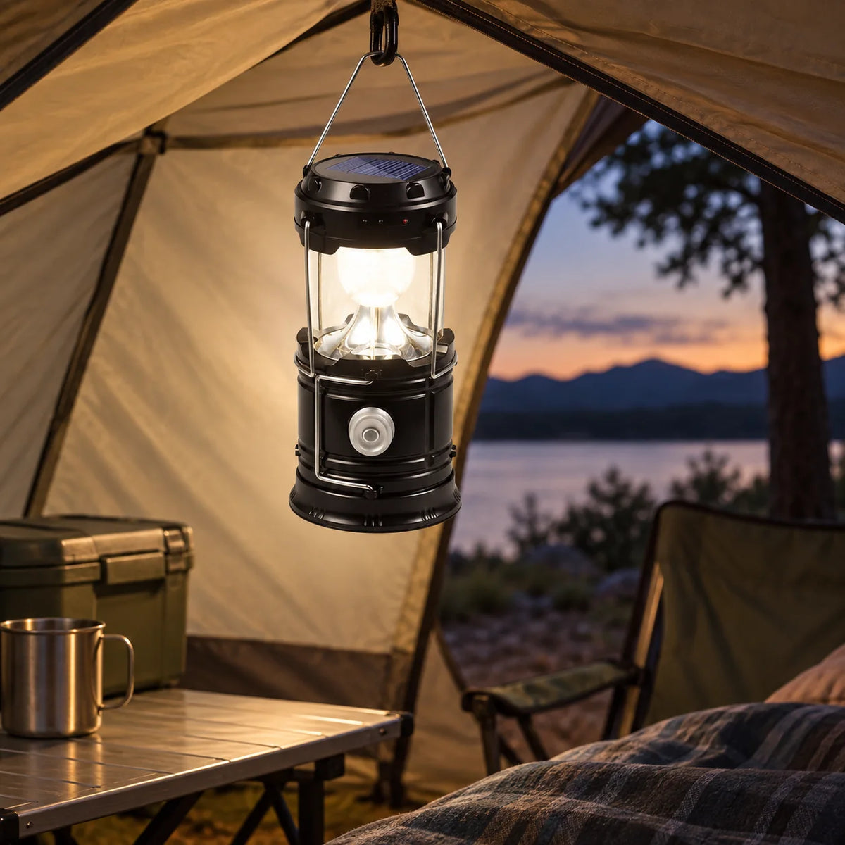 Farol solar colgado dentro de una carpa de camping